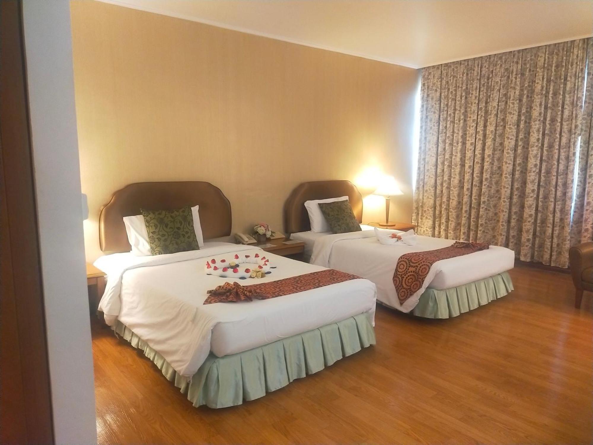 Thumrin Thana Hotel Trang Habitación foto